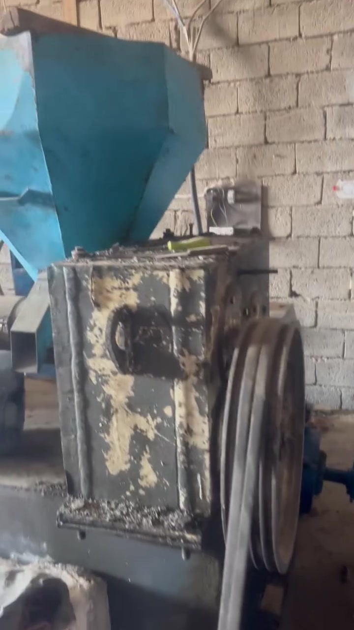 السلام عليكم معمل حبيبات بلاستك  للبيع كامل جهاز تغريز  غساله مجفف +مجفف حراري  جاهز لشغل عنون اربيل للستفسار  *********** وتساب
