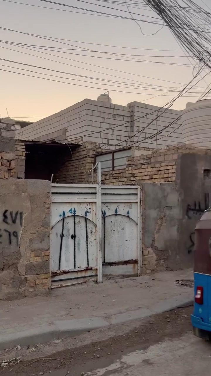 سلام عليكم بيت البيع بحي العسكري قرب مدرست المربد  وقرب سوك حي العسكري البيت رقم المساحه البيت 100 بيه صاله ومطبخ وستقابل والغرفه على نص مبنيه سعر 28وبيه مجال شراي نتصل ***********
