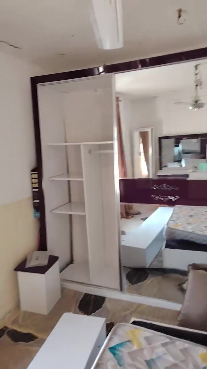 سلام عليكم غرفة تركي للبيع بيها اضرار بسيطة هيه ودوشك جربايه سعر ٢٥٠ عنوان كربلاء خاص و اتصال ***********
