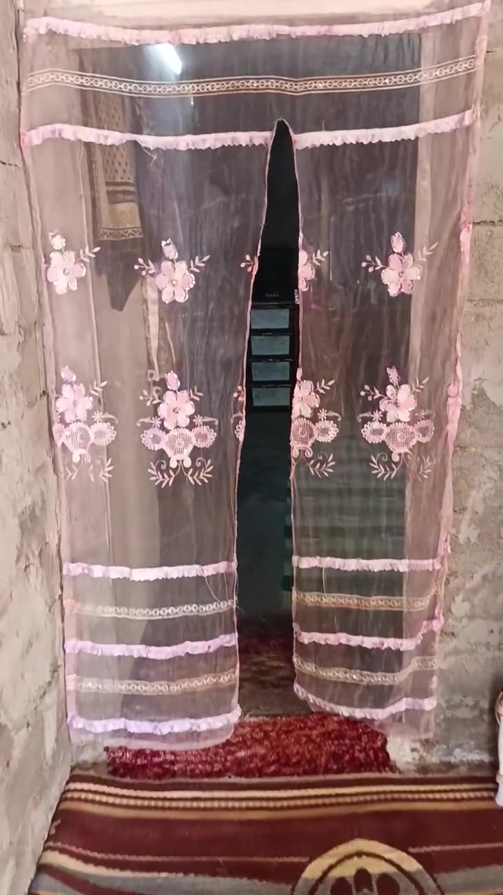 سلام عليكم بيت قريب عل شارع اول فرع عل الشارع العام قريب عل مدرسة المزايا العنوان الحميدية شارع السبيس مجاور شبكة كورك متكون من غرفة نوم وصالة البناء بلوك السقف سندويج يعني البيت واقع حال المساحة 100 متر  سعر مناسب سعر قطعه بحتبار رقم متواجد وتساب ***********
