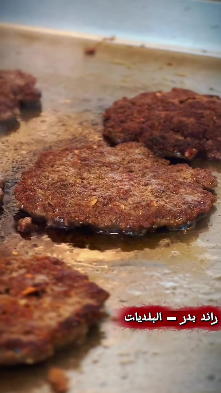 🍔🔥 عندما تجتمع جودة اللحم… مع إتقان التحضير، تكون النتيجة مختلفة. 🔥🍔

🔥 في رائد بدر – فرع البلديات صنعنا بركرًا يبدأ من الجودة… وينتهي بالإدمان على الطعم.

🥩 لحم عراقي خالص 100%، يُحضّر يوميًا، ويُتبل بتوليفة خاصة، ثم يُشوى بعناية ليحافظ على عصارته ونكهته الغنية.

🇮🇶 لأن اللحم الحقيقي… يصنع الفرق.

خبز طازج، جبنة مذابة، خضار مقرمشة، وصوص خاص يجمع كل المكونات في لقمة واحدة متكاملة.

✨ بركر يجمع بين الجودة، والنكهة، والكرم في كل تفاصيله.

💥 بركر يستحق التجربة… والسعر 2000 دينار فقط. 🍔

📍 زورونا في مطعم رائد بدر – البلديات
🕒 نعمل على مدار 24 ساعة لخدمتكم في أي وقت.
🚗 وخدمة التوصيل (الدلفري) متوفرة لجميع مناطق الموصل على الأرقام التالية:

📞 ***********
📞 ***********
📞 0771834443

جرّب بركر اللحم العراقي 100%… ودع أول لقمة تتحدث عن الباقي. 🍔🔥
