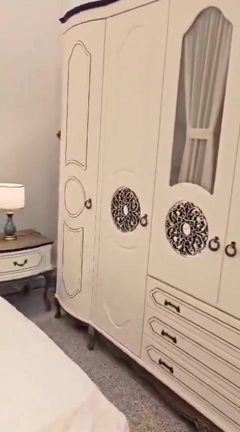السلام عليكم غرفة تركية  اخذتها  من اياصوفيا للاثاث ب٤ ملايين وربع  قبل جم شهر يعني بعدها جديدة  واريد ابيعها  بمليونين  للاستفسار اكثر الاتصال على هذه الرقم وبيه واتساب ***********
