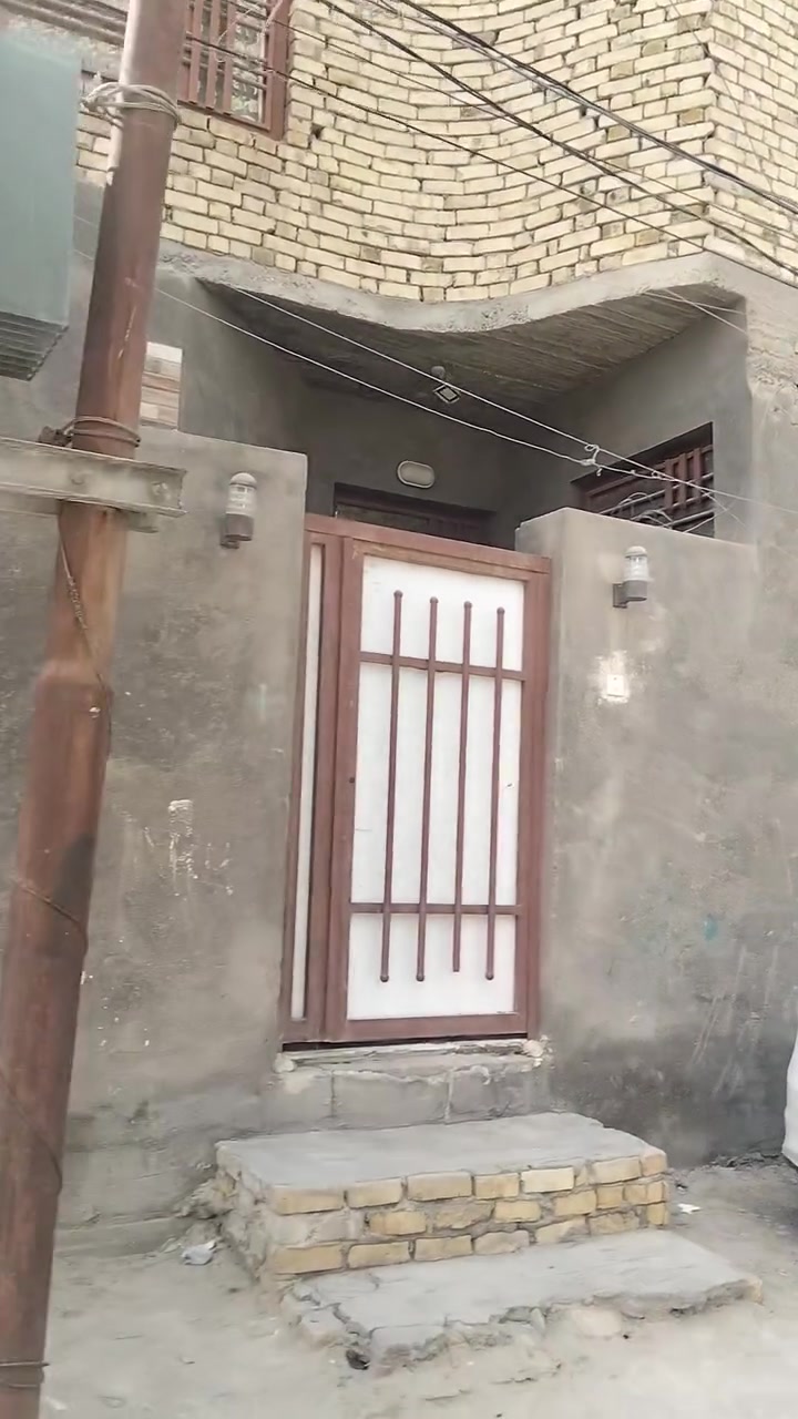 سلام عليكم بيت بل سفينه بشارع السفير 
يحتوي البيت اربع غرف 
دوانيه 
صالات ثنين 
مناور ثنين حمامات داخليه او خارجيه 
ركن عله شارعين 
قريب على تبليط 
 للتواص معه صاحب البيت
***********19
السعر 100
