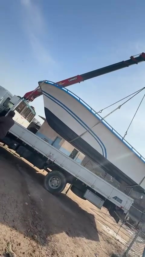 للبيع زورق فايبر كلاس يوسفي الطول ٥ متر ونص مع محرك ميركوري حجم ٢٥٠ حصان جديد ***********
