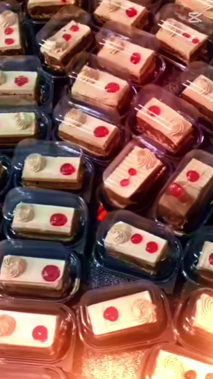 السلام عليكم الي حاب يطلب بوكس خطوبة أو زواج حسب الطلب 100 قطعة كسك 100 قطعة ببسي 100 قطعة جكليت 100 شوكة 100 علبة كيك شفافة 100قطعة بوكس يجي كامل 100 قطعة ب 155الف الحجز قبل يومين
