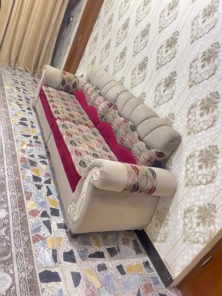 قنفات بحالة جيده للبيع السعر ٢٥٠ ألف وبيهن مجال رقم الهاتف *********** مكان صراجي عريسان
