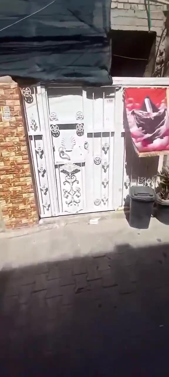 السلام عليكم
بيت مساحته 100 متر مربع ابعادة 9.10×11 طابقين

الطابق الأول استقبال وحولي وغرفة نوم وحمام ومطبخ وترك وصحيات خارجيه

الطابق الثاني غرفة نوم وحمام وحولي مع مساحه استراحه جزء من السطح كما موضح في الفديو 

البيت نضيف وبناء جديد سيراميك وكاشي 

للاستفسار واتساب على الرقم ***********
