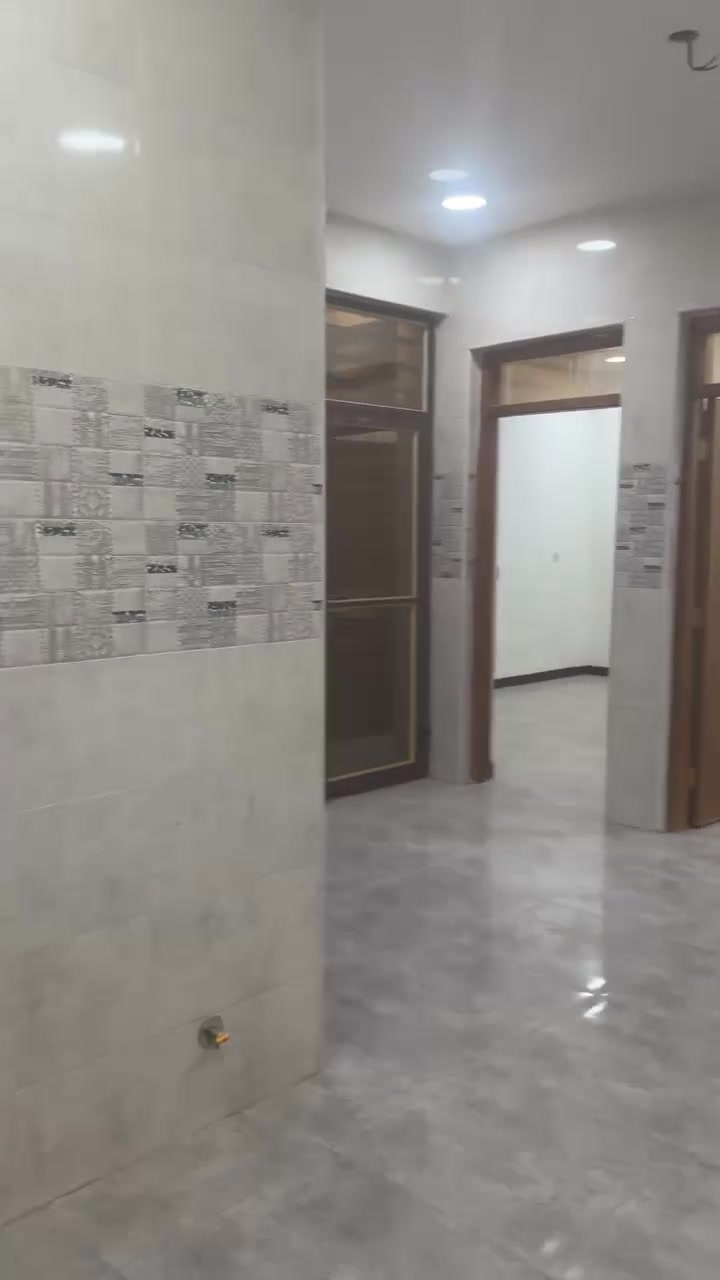للأيجار 100 متر شقة طابق أول غرفتين نوم وصالة ومطبخ وحمام ومنور وطرمة شاطئ التاجي منطقة الطي مقابل مدرسة حاتم الطائي السعر 400 ألف قفل قفل قفل ***********
