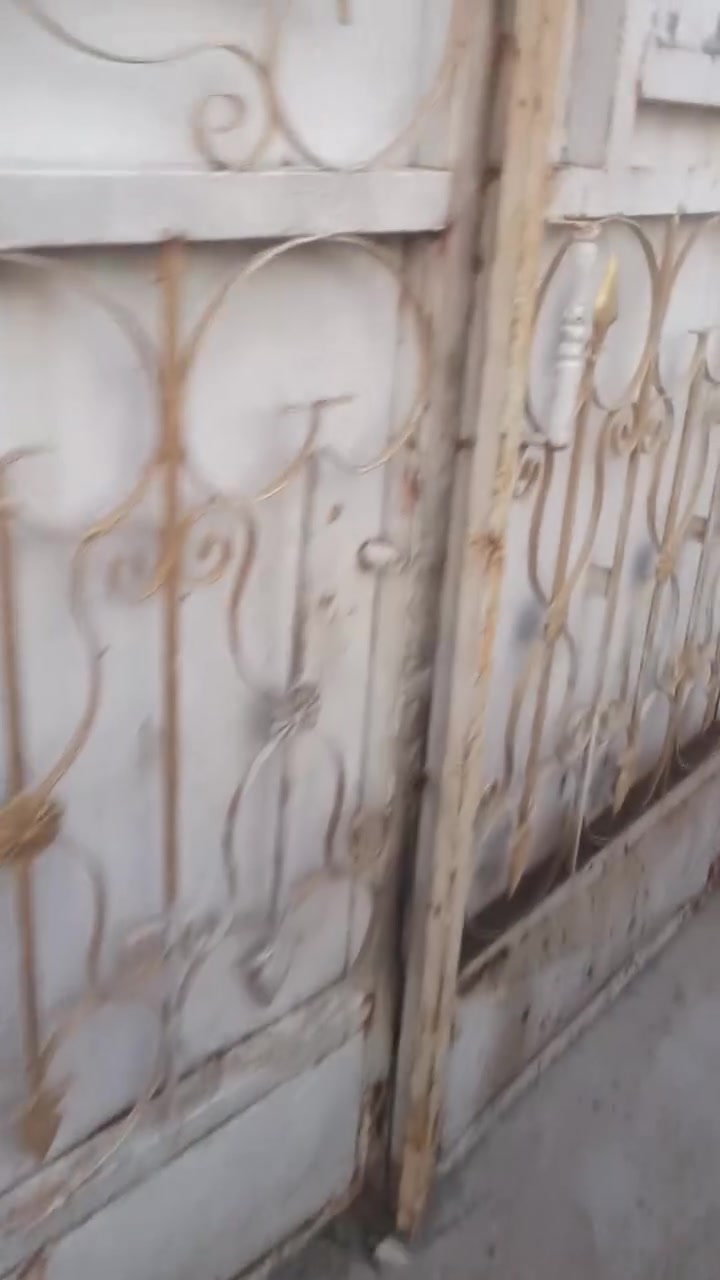 السلام عليكم بيت تجاوز في بغداد الكرخ مساحة 160متر يحتوي على طرمة جبيرة واستقبال وحولي وغرفة نوم وصحيات غربي وشرقي وغرفة نوم ثانية نقص سندويج وكهرباء وطني وسحب ومي خير من الله السعر 19 وبي مجال ***********
