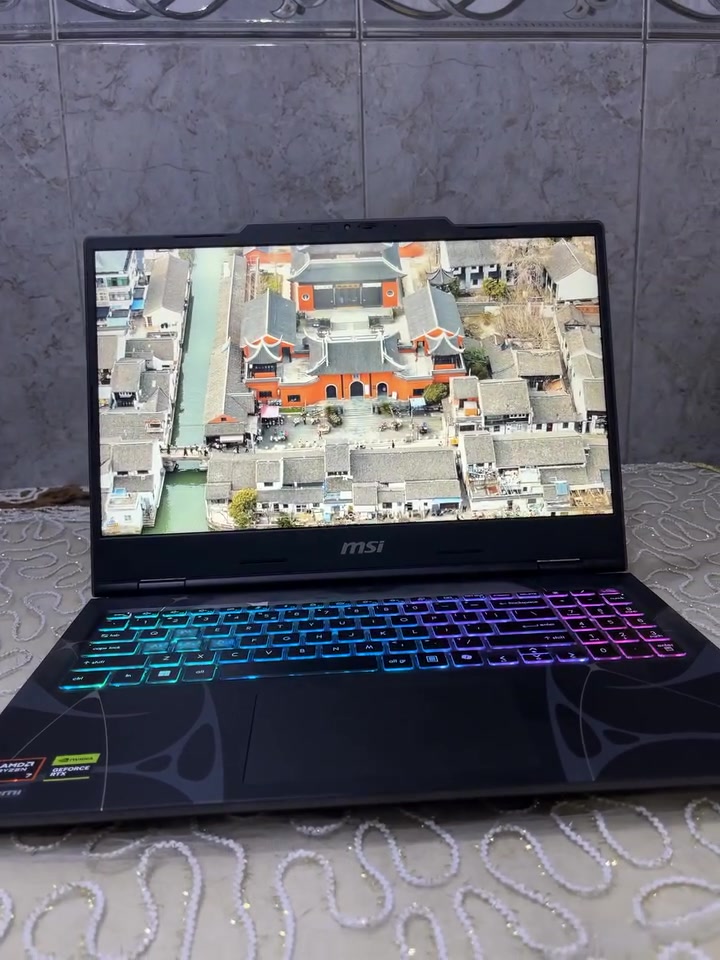 السلام عليكم، عندي لابتوب MSI للبيع :
MSI Cyborg 15 AI (مستخدم لمدة شهر فقط - بحالة الكرتون مع ضمان سنة) 🛡️
جهاز سريع ومناسب للألعاب الاحترافية، التصميم، المونتاج، والبرامج الثقيلة بأداء عالي. 🚀
⚙️ المواصفات:
 * 💻 المعالج (CPU): رايزن 7 (AMD Ryzen 7)
 * 🎮 كارت الشاشة (GPU): RTX 5060 (سعة 8GB - مدعوم بالذكاء الاصطناعي)
 * 🧠 الرام (RAM): 16GB
 * 💽 التخزين (SSD): 512GB
 * 🖥️ الشاشة: 15.6 بوصة (144Hz)
💰 السعر: 1,650,000 دينار عراقي
📍 المكان: بغداد
📞 للطلب والاستفسار (واتساب): ***********
