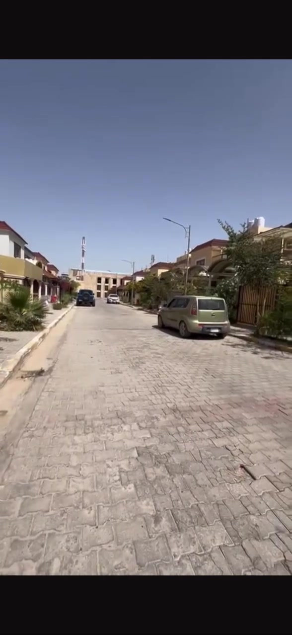 *🏡 بيت فخم للبيع أو مراوس في مجمع السلام السكني - الشارع الأول VIP*

*الفرصة الذهبية اللي الكل يدور عليها ✨*

📍 *الموقع:* مجمع السلام السكني - الشارع الأول VIP (أرقى شارع بالمجمع)
📐 *المساحة:* 308  متر - واجهة حلوة وموقع مميز

*🏠 تفاصيل الطابق الأرضي:*
غرفة نوم كبيرة سويت (4x7) مع حمام خاص + صالة كبيرة + غرفة استقبال + غرفة طعام + مطبخ عادي + مطبخ حار + صحيات عدد 2 + حمام خارجي

*🏠 تفاصيل الطابق الثاني:*
3 غرف نوم ( وحدة منهم سويت ) + صالة كبيرة + صحيات عدد 2 + بلكونة واسعة

✅ بيت نظافة فول وجاهز للسكن
✅ بناء قوي وترتيب درجة أولى مثل ما شفتو بالفيديو

*💰 السعر:*
275 مليون نقداً + 90 مليون للمصرف (المجموع الكلي 365 مليون)
البيت يستاهل كل فلس، ومجمع السلام اسعاره دا تصعد ومرغوب لسعة شوارعه ومناطقه الخضراء و اقرب مجمع سكني بالنجف 

📞 *للاتصال المباشر:*
***********
***********
***********
