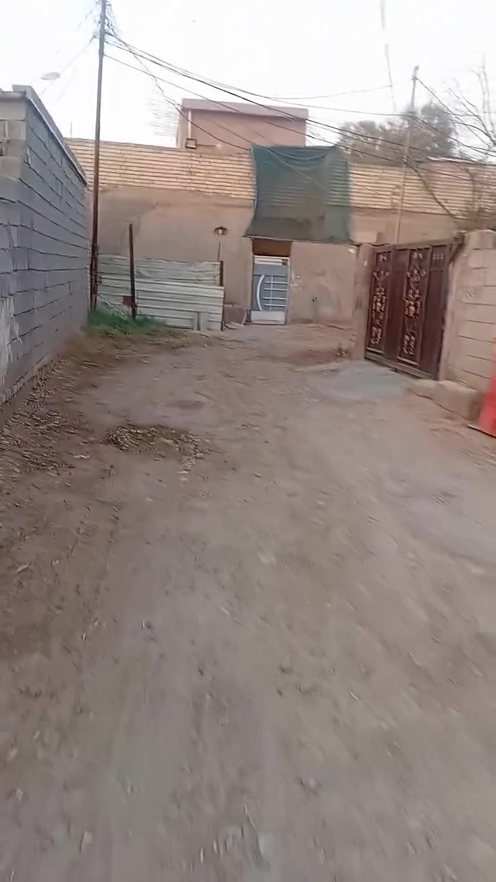 السلام عليكم يوجد بيت للبيع مساحه ١٨٠ متر جسر ديالى العريفيه شارع ابو فداء البيت شويه رادله ترميم وترتيب صحيح البيت شويه شارع ضيك بس الله شاهد الي ياخذه مو خساره بي سعر كلش مناسب ولاتلكون هيج سعر للتواصل ٣١ وبي مجال *********** البيت مسلح اساس صب بناء طابوك غرف عدد٢
