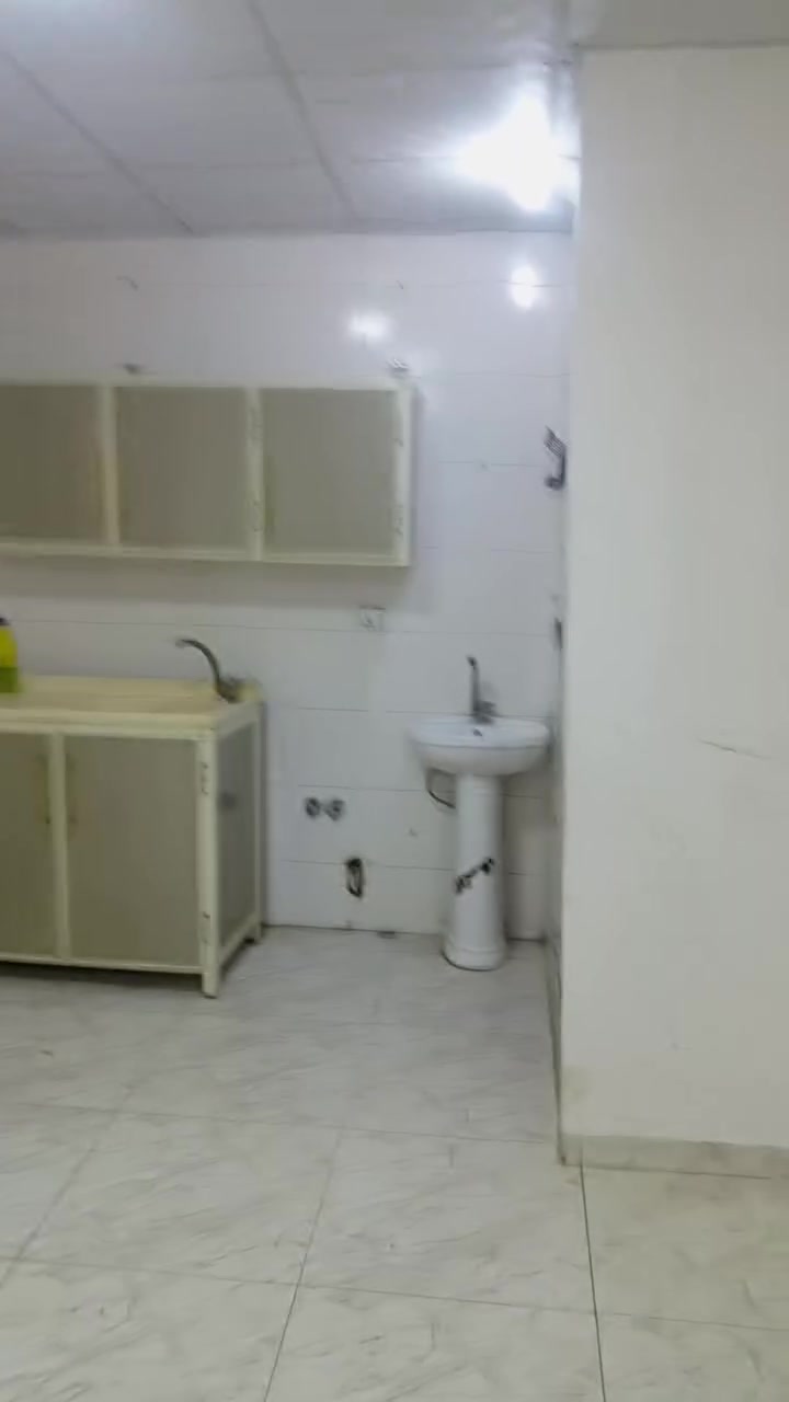 السلام عليكم يوجد شقه ايجار زعفرانية شارع المركز قرب مدرسة المكارم ايجارها ٣٠٠ قفل الشقه جاهزه تصوير كبل العمل هسه جهزت صبغ كامل المراجعة ابو فضل المحمداوي مكتب ***********
