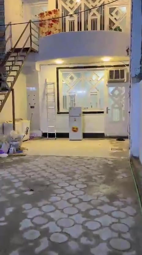 بيت طابق ارضي منطقة اسكان المنصور على الشارع العام مقابل كلية العراقيه 160 متر يحتوي على كراج داخل كبير وكراج خارجي امام الدار مؤثث بالكامل اسرة سبالت سخان طباخ كامل بدون اي نقص للايجار للطلبه وكما موضح بالفيديو الايجار بنضام السرير 150 علما اني صاحب الدار يعني بدون دلاليه وايضا قريب على كلية المأمون والتراث والفراهبدي للاستفسار للاتصال على الرقم ***********
