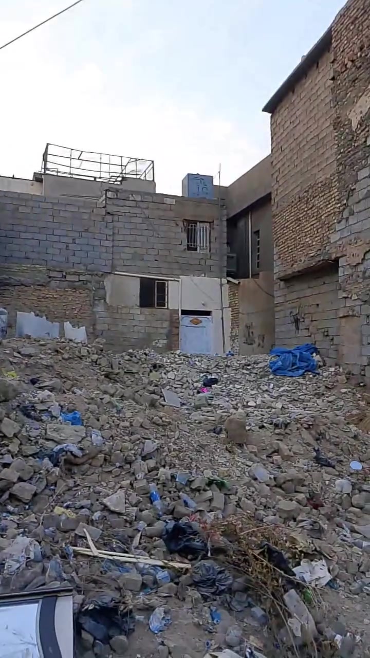 قطعة ارض تجارية سكنبه للبيع
مساحته 144 على شارع العام وجه القطعه 
9 ونص الموقع ديالى بعقوبه المركز السراي تبعد عن شارع العام خريسان وسوق بعقوبه 500 متر وخلف القطعه كورنيش ديالى الاستفسار ***********

نص مكتوب في الصور:
- ويبعد عن شارع العام خريسان وسوق بعقوبه المركز 500 متر
- يبعد عن شارع العام كورنيش 125 متر
- برتقال ديالي
