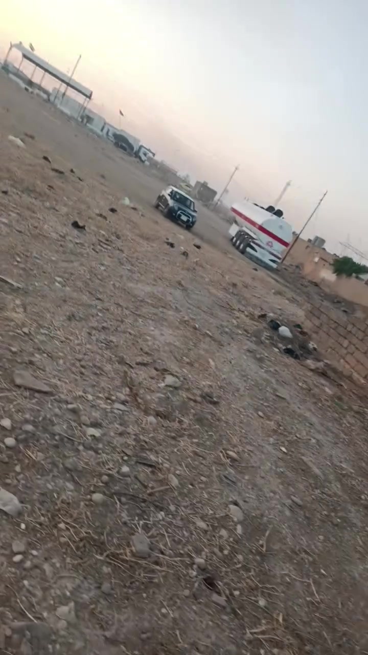 ارض للبيع في مدخل الثاني مساحه 100 كدامها شارع وتبعد عن شارع العام 40 م وصل بلديه بسمي ماء وكهرباء سند قرار 25 زراعي وبنص بيوت كاع حلوه ومرتبه وسعرها 9 ***********

