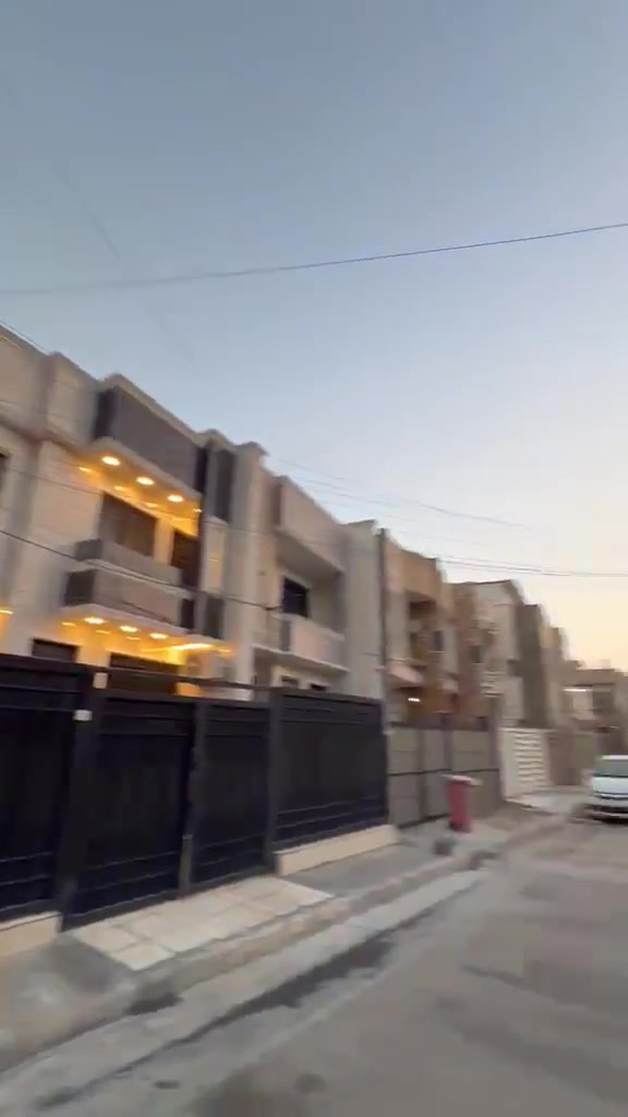 السلام عليكم
دار مميز في بغداد حي الجهاد الاساتذة خلف الاربع شوارع مباشرة ً منطقة هادئة بناء حديث 

المساحة 100 متر 

يحتوي على 5 غرف نوم 

للاتصال 

***********
