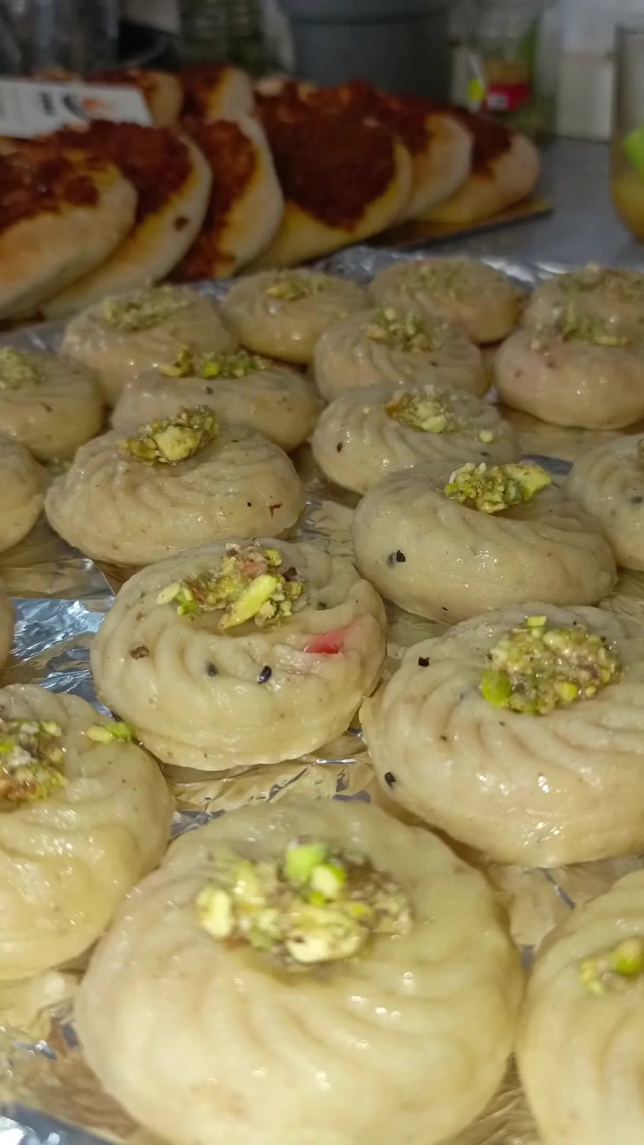 كليجتنه بلمكسرات الفستق الحلبي والب جوز والهيل هشه تموع مووع شرط شهر متيبس 🔥🔥✨للحجز برقم الواتساب ***********
