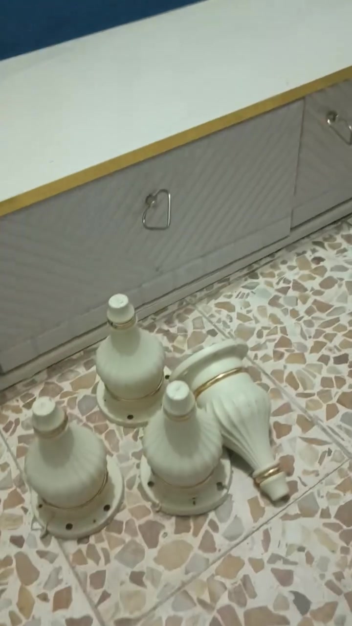ميز بلازمه رجلين مكسورات
20قفل 
***********
