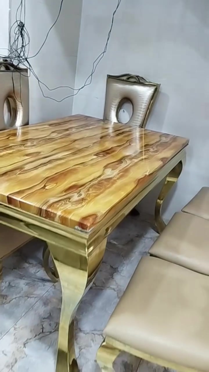 سلام عليكم ميز طعام ملكي  للبيع 6كراسي نضافه 100/100المكان كربلاء طريق بغداد يم مدينه سيد الأوصياء السعر 400وبي مجال قليل الاتصال على الرقم ***********
