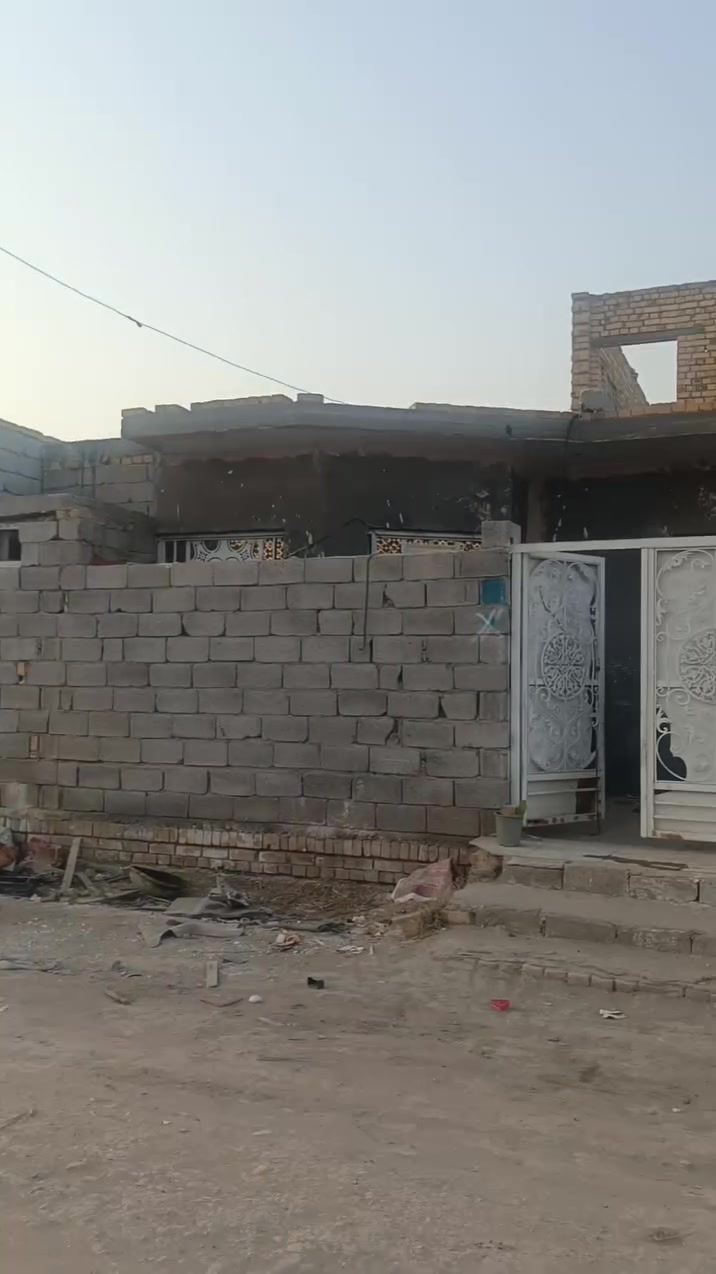 السلام عليكم 
بيت للبيع مساحه ١٦٠ متر بيه وصل تطويب ركن كونكريت جاهز بناء حديث العنوان ناصريه حي السبل مقابل ديوان بيت ابو ساره للعقار الاستفسار على الرقم *********** واتساب حاليا فارغ
