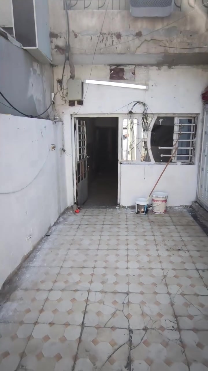 دار لايجار الشعب خلف مطعم حجي عادل
طرمة كبيرة 
حمام خارجي 
استقبال 
غرفة صغيرة 
مطبخ وخدمات
حمام تواليت 
غرفة كبيرة
ترك خلف البيت قياس متر 
البيت جاهز لسكن مرتب ونضيف 
***********

