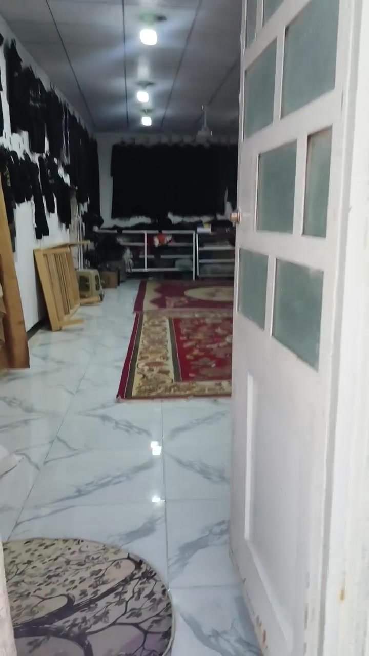 سلام عليكم  135 متر للبيع مع محل طوله 10متر اساس طابوك بناء بلوك وعكاده يحتوي على غرفه او صاله وصحيات ومطبخ مفتوح ع صاله ارضيه بورسلين سقوف ثانويه العنوان نجف شارع المطار جديد بشارع علكم بشارع حاتم الخير يبعد عن شارع 50 متر سعر 30 او بي مجال  ***********
