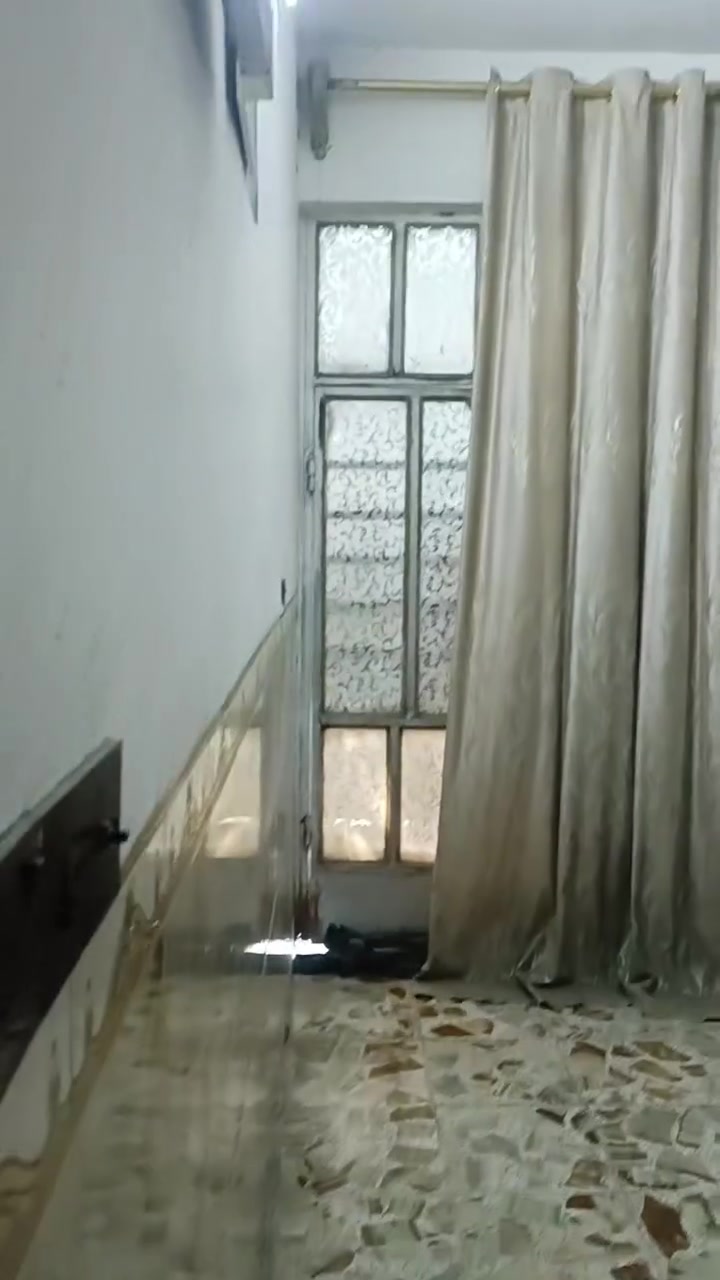سلام عليكم دار للبيع مساحه 100 5×20 متكون م̷ـــِْن 3 غرف نوم ستقبال صحيات 3 ترك عدد 2 بناء حديث
عنوان البلديات نهاية شارع المصرف شارع المضيف
موقع حلو عل شارع مو داخل فرع سعر 125 
هاتف واتساب ***********
