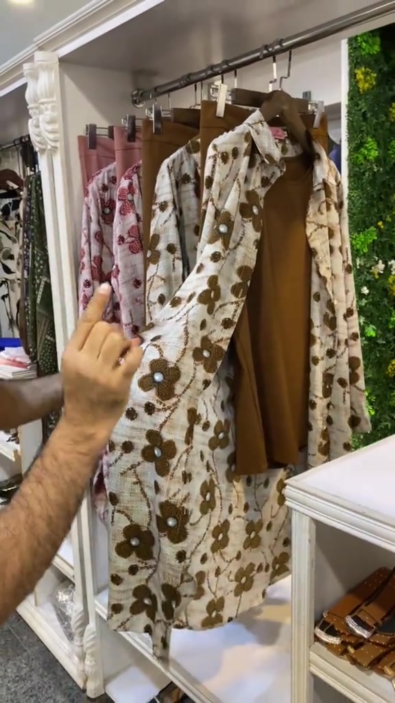 اخلى سوت  قميص طويل هذا رح تلبسي .. فيديو وقطعه حلوة كلش انصحج تشوفي وتاخذين من هذا السوت الحلو اللي مارح يتكرر بعد .. فضلا اللي اخذت من هيج سوتات ياريت تكتبه تعليقها بكل صراحة ومصداقية 🙏🏼🌺.. الجودة فوق العالية ❤️💙 سعر التوصيل 5 الاف دينار  بغداد وكل المحافظات 🚖  العنوان : بغداد الدورة سوق الاثوريين شارع نادي المجتمع العائلي رقم الهاتف ***********___***********  . . . . . . .  . #ملابس #ازياء #اكسبلور 
