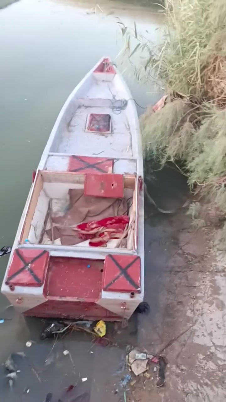 زورق للبيع فيبل كلاص نضيف وجديد طوله سبعه اله شويه تشيله مكينة من 18 لل 50 لعرض متر و60 العنوان تنومه شط العرب *********** السعر 800
