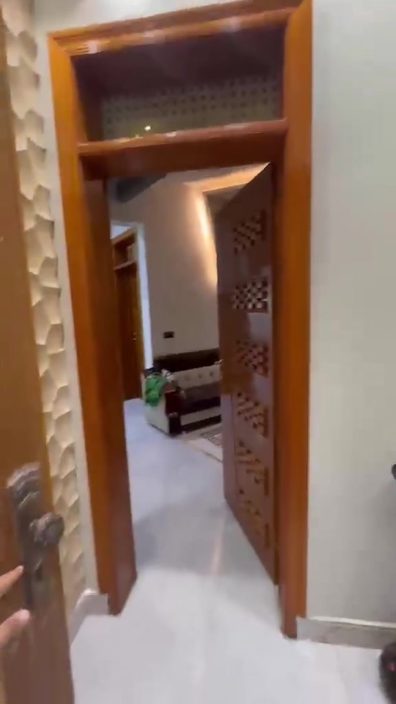 بيت ١٥٠ متر ركن واجه ١٠ متر والنزال ١٥ متر   واجه البيت مغلفه مرمر يتكون البيت من استقبال زائد صاله مع مطبخ حار بارد مع غرفه نوم مع صحيات اما الطابق الثاني يتكون من ثلاث غرف نوم مع صحيات اما الطابق الثالث يتكون من غرفة النوم مع مخزن   العنوان حي المعلمين خلف مطعم ابن حمد  الاستفسار على ***********
