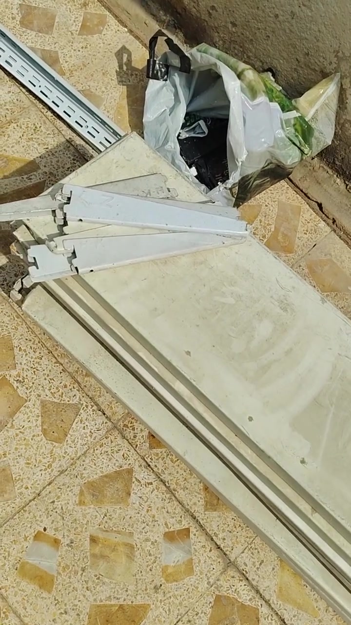 رفوف • للبيع