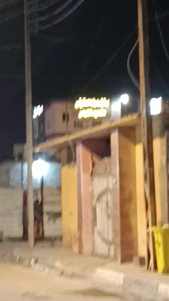 بيت للايجار في منطقه نواب الضباط مقابيل مدرسه الادريسي يحتوي عل استقبال ومطبخ وغرفه وكراج وصحيات سعر الايجار 450 الف مطلوب عائله صغيره وموظف موجود مقطع فديو للبيت علمآ انه صاحب الدار للاستفسار ***********
