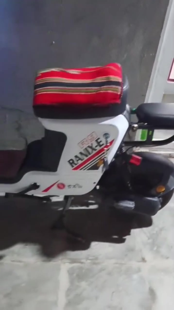 سلام عليكم) 
شباب دراجة شحن للبيع مديل 25 بطارياته بل باكيت 
كهربائية كله شغاله لايت عالي ناصي زنون ماعوزه الدراجه جديده  مكاني نجف ابو صخير السعر 375 وا هاذه رقمي ***********وابي وات ساب
