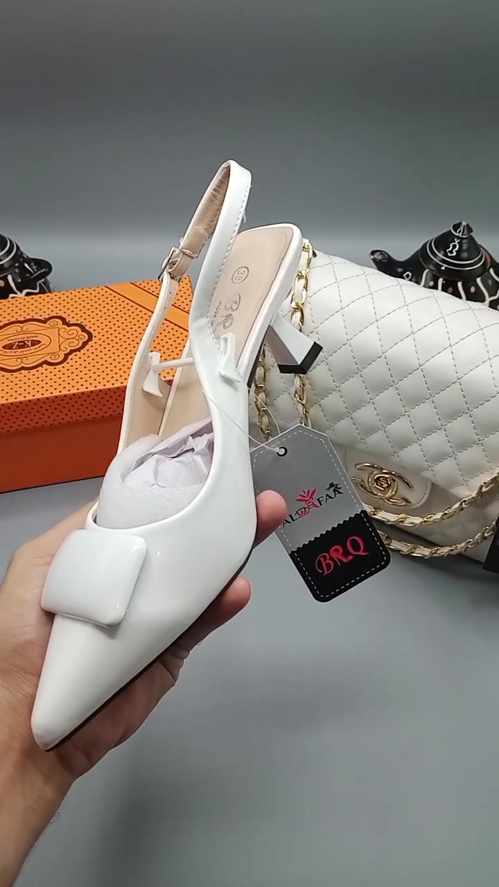 ✨ سيت كامل.. أناقة متكاملة 🤍
حذاء كعب نسائي أبيض 👠 مع جنطة شانيل كبيرة باللون الأبيض 👜
لوك راقي وفخم يكمل إطلالتچ بكل مناسبة 🤍✨
متوفر هسه لدى باغلين 🛍️
💢للحجز والاستفسار يرجى مراسلتنا عبر الواتس اب ***********📞
🚚🚚 متوفر توصيل لجميع محافظات العراق 

#بغداد #العراق #جمال_وأناقة #باغلين #شانيل
