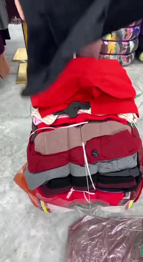 العنوان بابل الإسكندرية شارع المعمل مجاور مصرف الرافدين اسم محل احمد باله *********** لا يوجد فرع ثاني فقط محل واحد بل الإسكندرية وقت دوام من ساعه 3 عصر الي 12 بليل لا يوجد حجز للملابس لا يوجد خدمه توصيل يوجد عدنا كسر بالات يوميا٧
