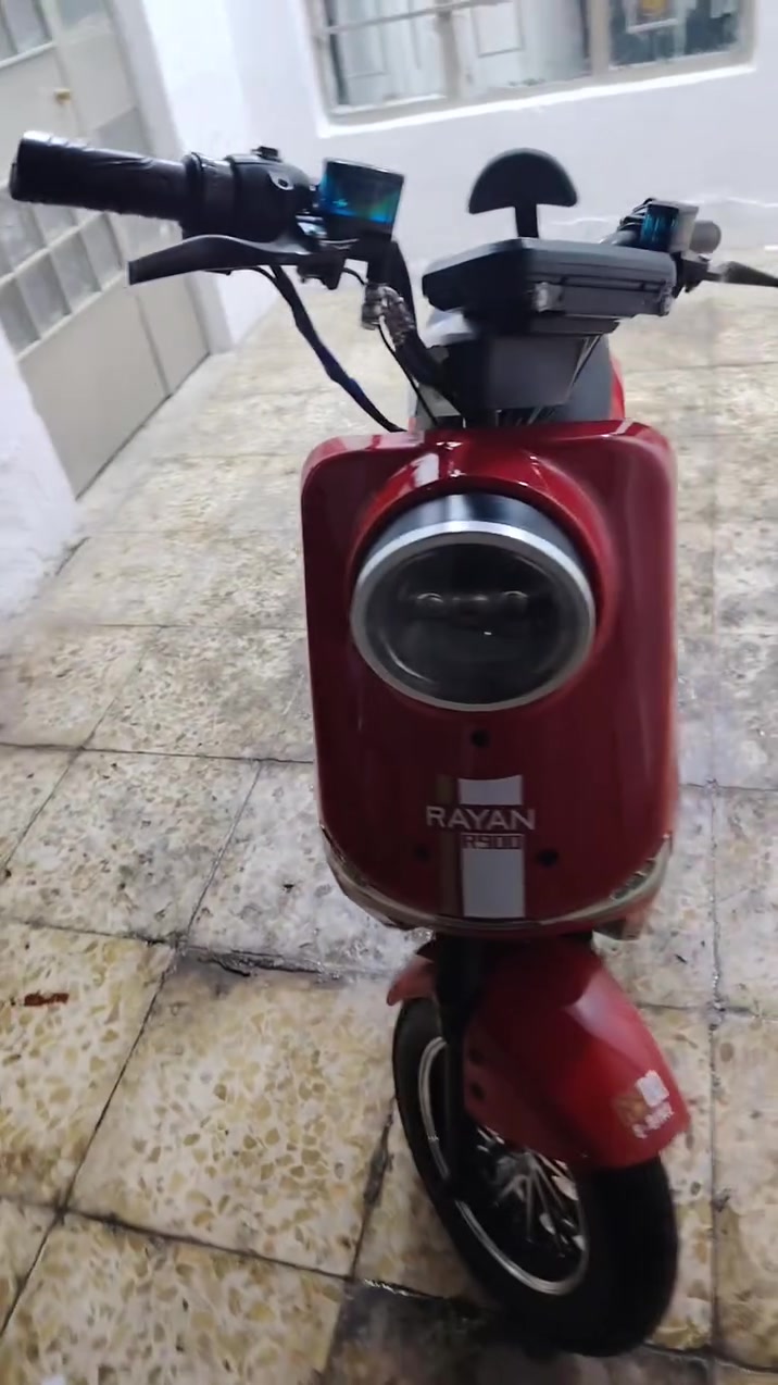 R900 • أحمر • بطاريات 100%