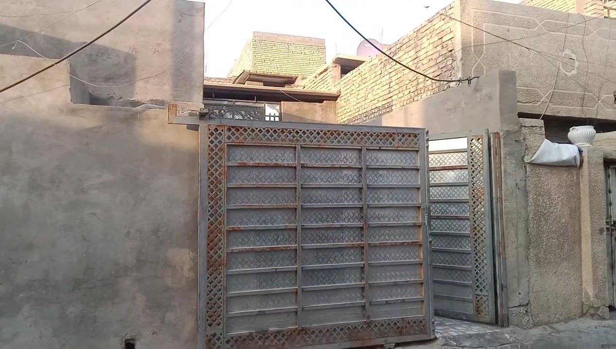 بيت 144 متر طابق واحد نضيف جدا قريب المدرسة المعراج قطاع 28 استقبال 9 متر كراج 8 متر صاله ومطبخ وغرفتين سطح شتايكر جديد بناء 2008 ترميم جديد السعر 155 مليون وياهم مراوس بقطاعات العشرينات ويرهم نصف قطعتين شرك سعر النص ام الاستقبال 85 مليون وام الكراج 80 للاتصال مكتب الاخوين للعقار قطاع.. 27.. ***********
