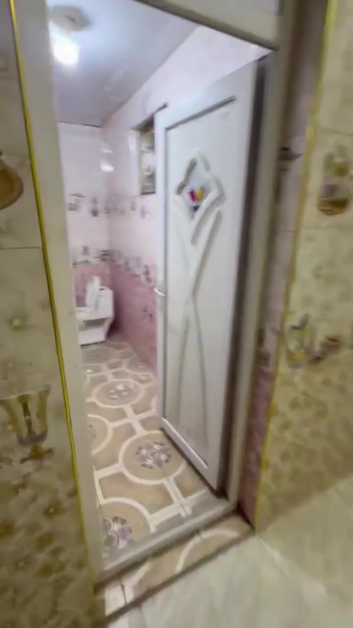 السلام عليكم شقه للايجار
طابق ارضي معزوله تماما تحتوي على صاله ومطبخ وغرفتين نوم وصحيات 
مقابل ابو طياره شارع مطعم ليمونه قرب السده بالمربع الاخير 
للاستفسار 
*********** واتساب
