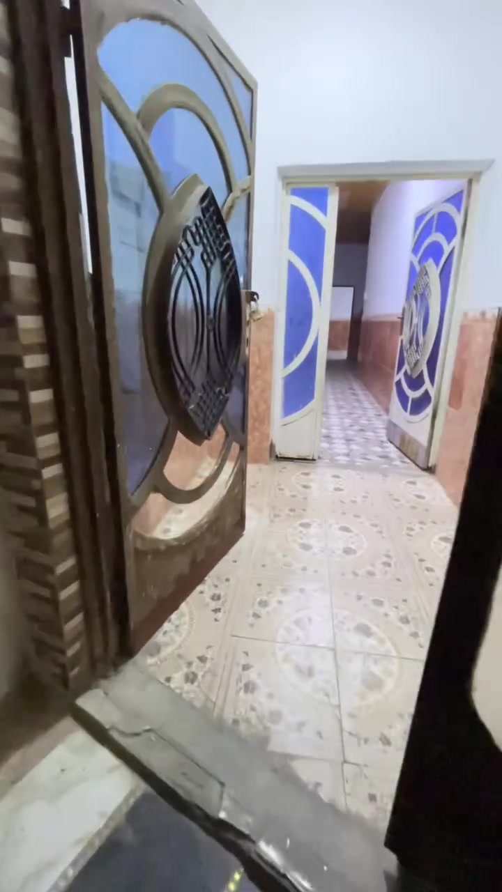 نص بيت للإيجار بدور الشرطه
غرفه وصاله واستقبال ومطبخ وصحيات 
الايجار 350 الف قفل شامل الماء والكهرباء
للاستفسار : ***********
