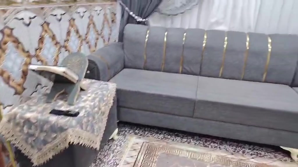 السلام عليكم ديوان تفصال قبل ٤ أشهر فصلتة فرشات فرشة رصاصي 4في3 وية مندة فرشة جوزي صغيرة 2في3 وفرشة جوزي فاتح 3في3 مكلف بل نشر للتصال أو واتساب ***********
