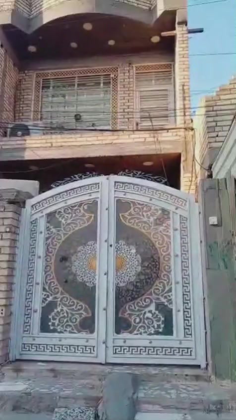 سلام عليكم دار  للبيع في حي السفير شارع 12 قرب حسينيه ابو الفضل العباس ع المساحه 125متر الواجه 5 والنزال 25 طابقين 
البيت يحتوي على (استقبال)   (وصاله) (و4 غرف نوم) (وصحيات3) الاستفسار ع الرقم ***********
