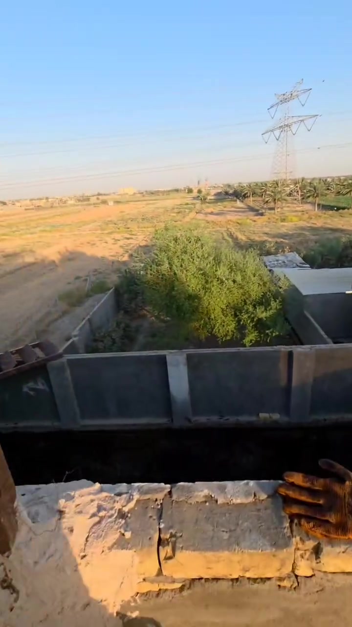 العزل بالزفت (الگير) الاحترافية
نتبع خطوات هندسية دقيقة لضمان حماية الأسطح والحوائط من تسريبات المياه تماماً:
تنظيف السطح: إزالة الأتربة، الشوائب، والأنقاض بالكامل لتوفير بيئة التئام مثالية.
المعالجة والترميم: سد الشقوق والتصدعات واستخدام مادة الأساس (Primer) لتأسيس السطح.
تجهيز وتذويب الزفت: تسخين الزفت بدرجات حرارة محددة حتى يسل ويصل للزوجة المناسبة للتغلغل.
التطبيق والفرد: فرد طبقات الزفت بشكل متساوٍ على الأسطح مع تغطية الزوايا والفواصل بأسلوب حرفي.
التركيب والترك (عزل الممبرين): إضافة رولات العزل (اللباد) فوق طبقة الزفت المذاب ودكّها جيداً لضمان عدم وجود فجوات هواء.
الفحص والاختبار: غمر المكان بالماء لفترة محددة للتأكد من عدم وجود أي تسريب قبل تسليم العمل.
***********  واتساب
***********
***********
 #شغل
 #عمل
 #زفت
