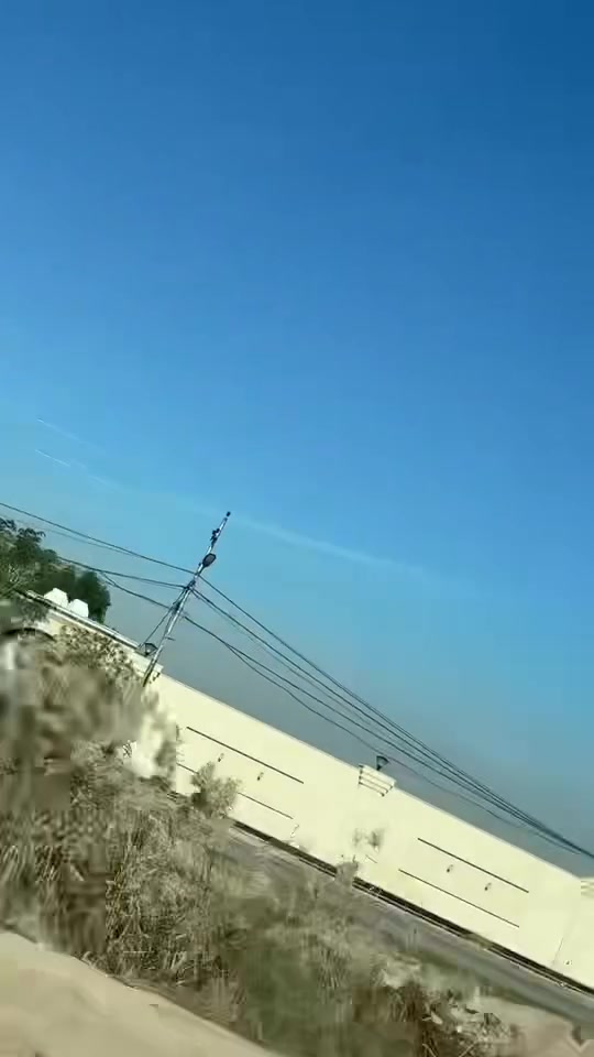 قطعة ارض 100 متر زراعي سند 25 للبيع الموقع مجاور مطار بغداد الدولي بظهر جامعة المشرق تحديداً (مربع الڤلل) هذا التصوير قبل سنة وجانت دتنبني المنطقة ارقى بناء ڤلل وبيوت ومزارع منطقة تجنن وجديدة لو بيدي مابيعها بس لان دا اشتري عقار 🥲 وبالعافيه عالياخذها🤍 للاستفسار *********** واتس
