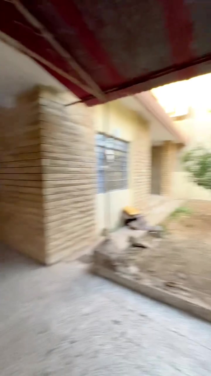 بيت للإيجار 
📍حي المثنى قرب اسواق المثنى 

المساحة ٢٠٠ متر 

يتكون البيت من ٤ غرف نوم وهول ومطبخ واستقبال وصحيات وكراج ومخزن
السعر 550 ألف
للإستفسار 
***********.        *********** 
***********
