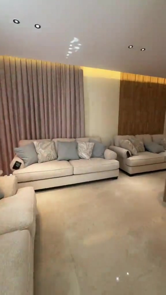 ✨ عنوان الفخامة يبدأ من هنا… فيلا مؤثثة للبيع في واتر فرونت 🏡 تفاصيل راقية، أثاث فاخر، وموقع استثنائي ركني  لمن يبحث عن الخصوصية والفخامة الحقيقية. 📞 للاستفسار والحجز: *********** #واتر_فرونت #فلل_فاخرة #فلل_للبيع #عقارات_العراق #بوابة_كلكامش_العقارية 
