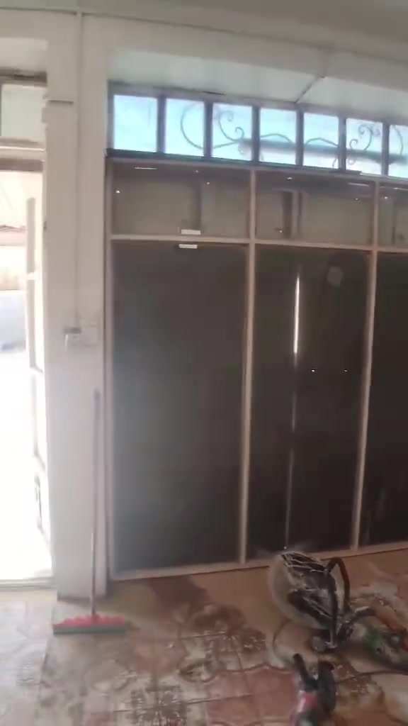 السلام عليكم جامخانه محل للبيع مكاني حله حي العسكري قياسات مترتين ونص مربع (250) كامله هيه وجامه كامله  للاتصال ***********
