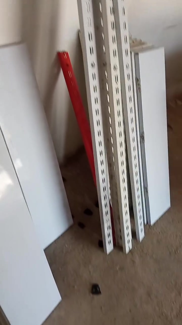 للبيع
الرفوف والشيالات والمساطر والبراغي وجويات كاملات 
ميز كاشير وميز عرض 
عارضات جبس حديد ٢ وكارتون ٢
الاتصال ***********
