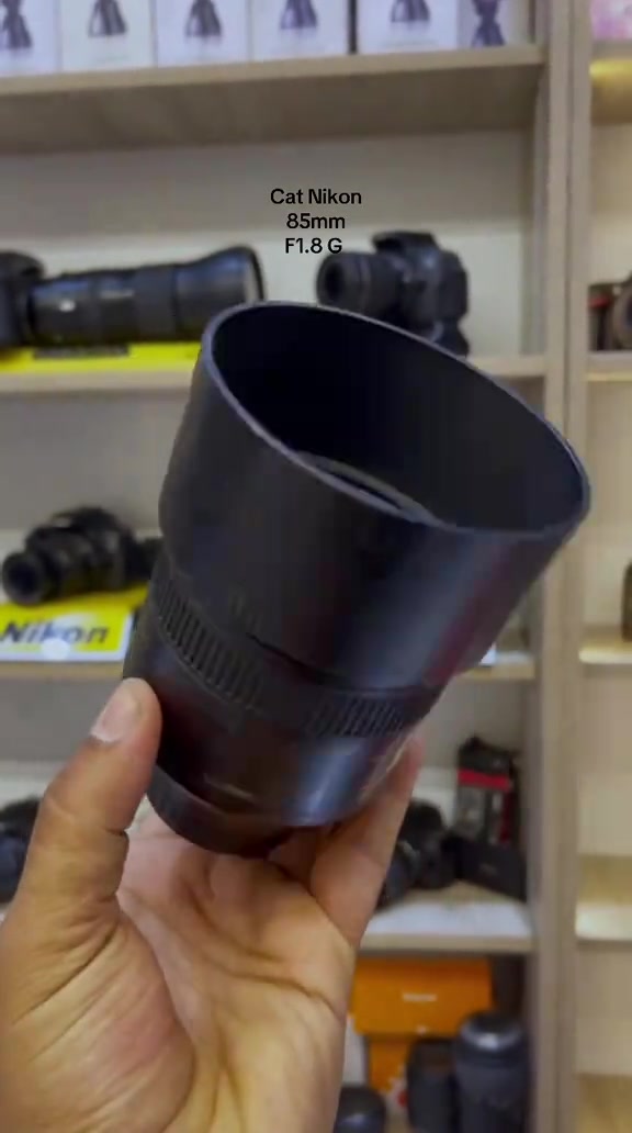 🔥 عدسة نيكون 85mm f/1.8G 🔥 عدسة البورتريه اللي تعطيك عزل قوي وخلفية ناعمة وتفاصيل حادة 👌📸 مناسبة جداً للـ Portrait – المناسبات – التصوير الخارجي ✅ فتحة واسعة F/1.8 ✅ عزل خلفية مميز ✅ حدة وتفاصيل عالية ✅ مناسبة لكاميرات Nikon DSLR 📍 متوفرة لدى شركة التاج للكاميرات 🚚 توصيل لجميع محافظات العراق 📞 *********** #نيكون #Nikon #85mm #Nikon85mm #عدسات     

نص مكتوب في الصور:
- Cat Nikon 85mm F1.8 G