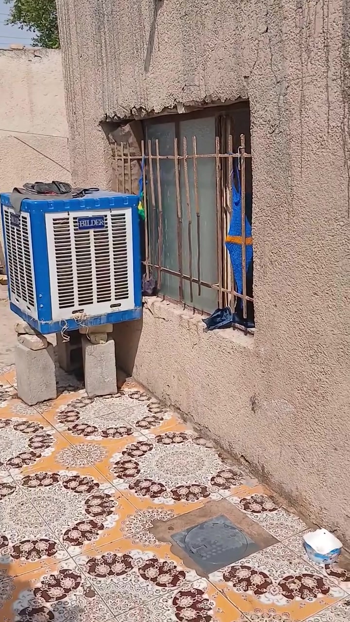 بيت تجاوز بحي الحسين قرب المدرسه الصينيه المساحه 400 متر يحتوي علئ 6 غرف نوم واستقبال وصاله ومطبخ وصحيات خارجيه  بنائه طابوك والسقف عكاده انشاالله مشمول بلتطويب تفاصيل اكثر تعال خاص او اتصل ***********
